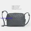 Womens Loop Camera Bag Botegaveneta kleine Intrecciato Leder Kreuzkörperbeutel Höhe 15,5 cm Breite 22 cm Tiefe 9 cm Riemen Tropfen 55 cm 3v23