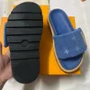 Pool kudde platt komfort mule platta konfort pool kudde mule sandal 1acjvh blå denim män kvinnor sandaler designer sandaler tofflor strand bokstav sandal storlek 35 -42