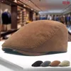 Berets осень -вельветовая шляпа Beret для мужчин Sun Hats Solid Color Berets Vintage Newsboy Caps Flat Ivy Cacquette Регулируемая шляпа Cabbie D240417