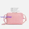 Womens Loop Camera Bag Botegaveneta kleine Intrecciato Leder Kreuzkörperbeutel Höhe 15,5 cm Breite 22 cm Tiefe 9 cm Riemen Tropfen 55 cm 3v23