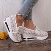 Casual schoenen vrouwelijke sneakers mode ademende kanten mesh borduur dames gevulkaniseerd platform wig hakken verhogen 42