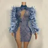 Scène porte des strass brillants bleus manches plumes robes femme en perspective robes de soirée chanteuse tenue performance fête