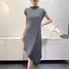 Lässige Kleider Miyake gefaltet halb hohe Kragen Holzohr Spitze unregelmäßige Kante Frauenkleid Mode koreanische Ausgabe Minimalistische Designboden