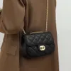 Bags Totes Sac pour femmes authentique en cuir INS2024 Nouveau crossbody avec une conception d'épaule, sac à la mode, petit carré tendance et polyvalent, une sensation parfumée
