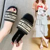 Luxury Women's Sandals Brand Design Summer Women's Flat Shoes Högkvalitativ inomhus icke-halkande tofflor Trendiga designer flip-flops