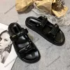 Klassiek damesplatform hakken sandalen slip op slippers zomer buiten strandschoenontwerper gewatteerde textuur 2 riemen met ketting vrije tijd schoenglaasjes muildieren slippers