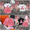 Zestawy odzieżowe luksusowe projektant dzieci Tshirt różowy monogramem mody British British Britmon Summer Childrens Treasures and Girls Cotton Dhxrt