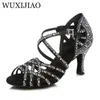 Chaussures de danse wuxijiao femmes salsa fête de bal de bal latin grand petit strass sandales brillantes peau satin cuba talon 9cm