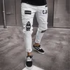 Jeans masculinos de XR3e Novos homens rasgados Destruído Skinny Lápis Male elegível emblema elegante rua High Street Slim Hip Hop Solid Biker Denim Troushers D240417