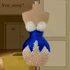 Festklänningar korta kungblå prom utsmyckade med kristaller älskling halsring ärmlös hemkomst examen klänningar