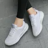 Casual skor trendiga kvinnor vulkaniserade andningsbara sneakers kvinnors platta damer utomhus tenis feminino promenad