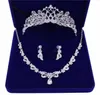 Romantisk pärlstav kristall tre stycken brud smycken set brud halsband örhänge krona hår tiaras bröllop fest tillbehör billigt9479416