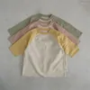 衣類は韓国のファッションをセットして、男の子の女の子のための色ブロック半袖Tシャツとショートパンツで韓国のファッションをセットします