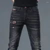 Herren Jeans vier Jahreszeiten Herbst Winter Mode bestickte dünne Persönlichkeit trendy und dünn aussehende schwarze lange Hosen