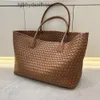 Kapacitet 2024 Cabat Tote Casual Bags Veneeta Basket Shoulder Bag Lady Classic Handheld Cassette Cowhide New Woven Bvbag Womens Large Designer UN3C