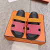 Designer Sandals Platform glissa les femmes de plate-forme pour hommes pantoufles chaussures de bas de la fourrure du fond des tongs de la fourrure d'été Slip de plage sur sandale