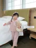 かわいい子供の女の子のターンダウンカラーピンクの格子縞のパジャマセット。ビンテージ幼児の子供のパジャマセットスリープラウンジウェア。