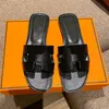 Slides Slides Womens Sandals Slippers Luxury Leather Slippers Summer Flat Sandals Slippers Beach Fashion Slippers مع حقيبة الغبار 35-42