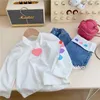 Kledingsets 3-delige set voor de lente en herfst 2024 Modieuze meisjes denim band top brede been pant heart bodem shirt