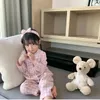 かわいい子供の女の子のターンダウンカラーピンクの格子縞のパジャマセット。ビンテージ幼児の子供のパジャマセットスリープラウンジウェア。