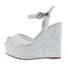 2024 Lady Sheepskin Deri Seksi Bayanlar Kama Yüksek Topuk Sandalet Ayakkabı Dantel Toka Açık Ayak Parmağı Peep-Toe Avrupa ve Amerika Podyum 3D Çiçek Düğün Boyutu 34-41
