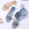 Pantoufles maogu bassins à arc flipples rivets plates sandales extérieures chaussures de plage en cristal transparent femelle chaussure ouverte 2024 Femmes d'été