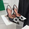 Amina muaddi preto cetim de cetim com célula de fivela com céu com sapatos altos de salto altos de designers de luxo de luxo para mulheres