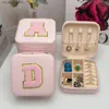 Akcesoria Organizatorzy 1PCS Letter Jewelry Box Pink Single Warste Storage Box Classic Pure White Fashion Storage Skórzane pudełko Y240417