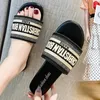 Luxury Women's Sandals Brand Design Summer Women's Flat Shoes Högkvalitativ inomhus icke-halkande tofflor Trendiga designer flip-flops