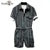 Herrspårar Summer Casual Jumpsuit tryckt Safari -stiluppsättningar Single Breasted Lapel Kort ärm spetsar upp shorts kostym