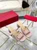 2024 Designer Dames Sandalen Hoge hakken Slippers Metaal V-Button Cutout Square Peep Teen Glaasjes Zomerschoenen Naakt Beige 7cm Block Heel Casual bruiloft Mule Schuifpompen Pumps