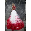 白いQuinceaneraの断片の赤い2つと手作りの花のドレスは、ラインフルレングスのプロムページェントガウンスイート15ドレスベスティドスDE 16 Brithday Party