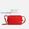 Bolso de la cámara de bucle para mujeres Botegaveneta Small Intrecciato Leather Cross-Body Bag Bag altura 15.5 cm de ancho 22 cm de profundidad de 9 cm Gota de correa 55 cm 3v23