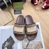 P74 Slippels Chypre Sandaalontwerper Sliders slippers Flops platte sandalen voor strandcomfort kalfsleer leer natuurlijke suede geitenhuid in bruin en zwart voor vrouwen en mannen