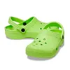 2024 Nieuwe gratis verzending Clog Designer Sandalen Men Vrouwen Kinderen Slijbanen Slippers Slippers Slippers Flat Classic Triple Wit Zwart Blauw Green Pink Red Red Buiten Waterdichte schoenen