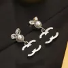 Pendientes de diseñador de lujo Carta clásica 925s Mujeres románticas Elegantes Pendientes de tachuelas de oreja colgantes Pendientes Drop de aretes Accesorios de joyería de boda 20 Estilos