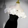 Robes de fête Vintage Long Black Velvet Soirée avec Ruffles Sirène Satin Boat Necy Sweep Train Back Back Prom pour les femmes
