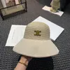 Kvinnors designer hink hatt kvinnor herr mode halm caps beanie casquettes svart vit fiskare halm hattar lapptäcke breda grimhattar
