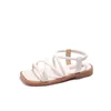 Summer Kids Flat Sandals Fashion Square Toe Solid Beach Shoes Mångsidiga bekväma mjuka ensamma flickor Slip på romerska sandaler 240416