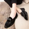 Wildledermotor Marke Slip-on Leder-Männer Moccasins Bogendekoration für Hochzeit oder Party Männer Kleidschuhe Heiße