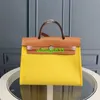 Trusted Luxury Totes Ky tyg handväska 2024 sommar ny vattentät duk med läderserie handväska messenger väska knapp skarvning flip b har logotyp hbjv95