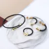 Anpassade kvinnors smycken 18K Guldpläterad rostfritt stål Twisted Cable Wire Rep Gold Nail Bangle Armband Kvinnor