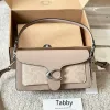 Tasarımcı Kadın Koçları Tabby Coache Bag Litchi Leayher Marka El Çantası Altın Metal Toka Ayna Yüksek Kaliteli Kare Crossbody Omuz Çantaları 607 995