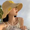 Berets 2024 INS Ручная сплетенная маленькая ромашка соломенные шапки для женщин Летний приморский пляжный каникул солнцезащитный кремный кремный клет