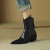 Sapatos femininos de couro pontudos 606 Western genuíno de outono/inverno de dedão grossa