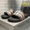 Lyxvarumärke Slides Flat Mens Designer Shoes Dekorerade med rutigt tryck Vintage tofflor Sommarstrand Vacation Kvinnor Sandal Comforts Casual