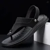 Sandálias designer de verão de couro masculino anti-deslizamento de roupas masculinas sapatos machos chinelos de praia chinelos casuais
