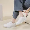 Casual schoenen 2024 Dames platte bodem sneakers modieuze en ademende sport lichtgewicht wandelende vrouwen