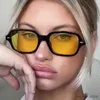 Lunettes de soleil Vintage Square Lunettes de soleil Femmes Fashion Small Frame Jaune Black Sun Verme Femelle Rétro Retro Rivet Morror OCULOS DE SOL