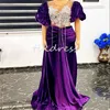 Vestidos de baile roxos elegantes com mangas curtas.